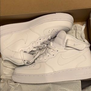 white mid air force 1